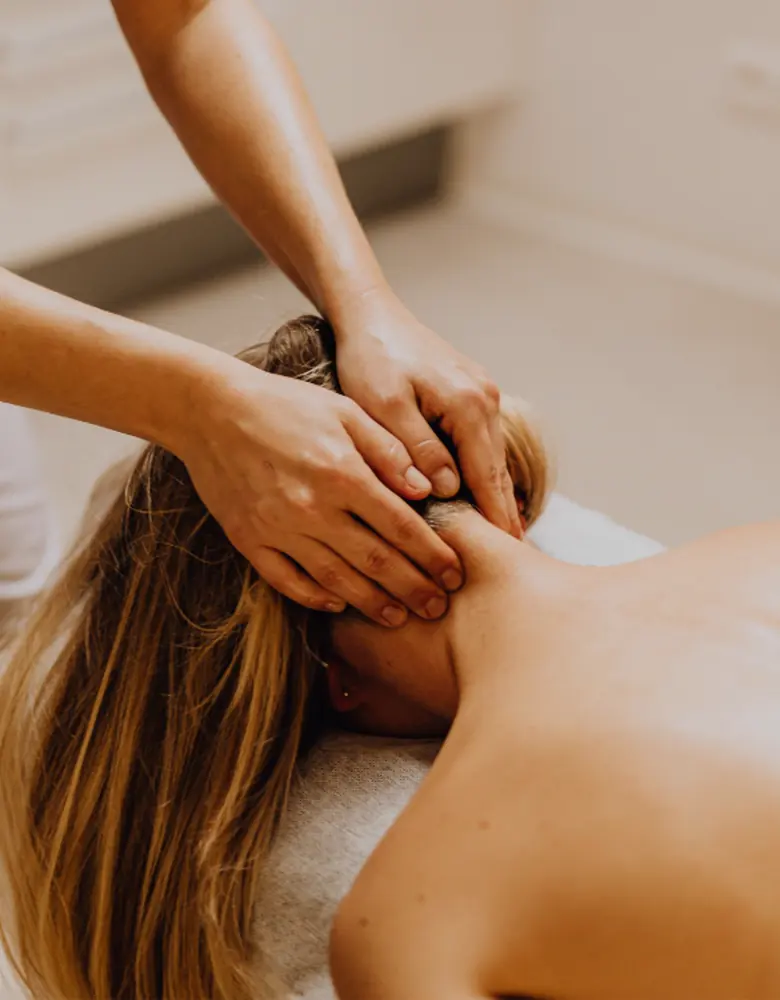 Massage an Nacken und Schultern