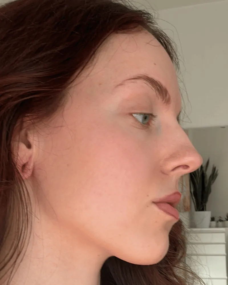 Mailin im Profil nachher: heutige Aufnahme mit roten Haaren